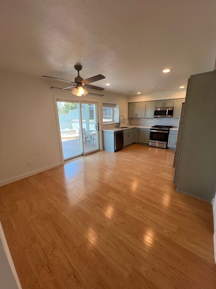 850 Leppert Ct - Photo 6 of 26