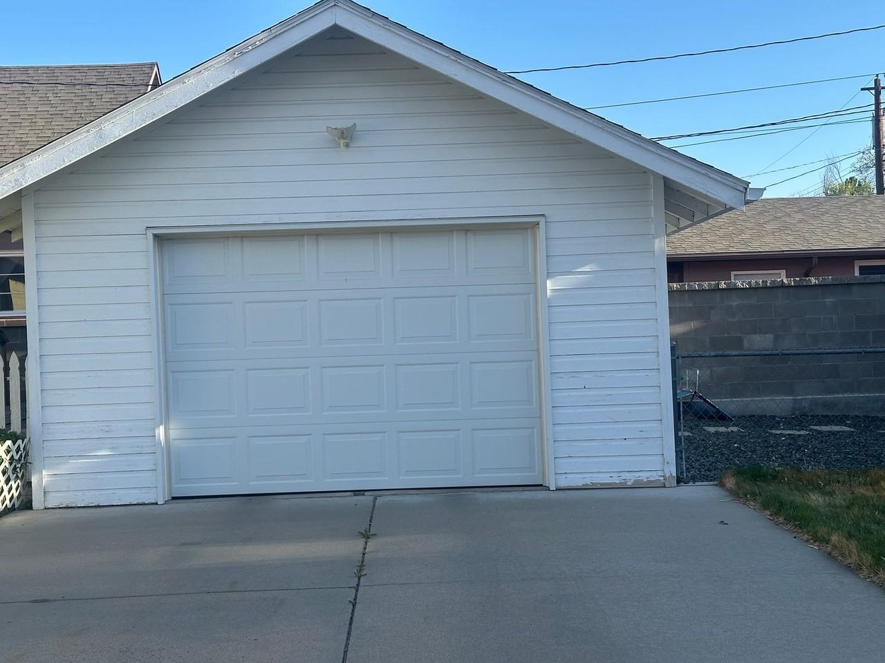 215 W 21st St - Photo 2 of 22