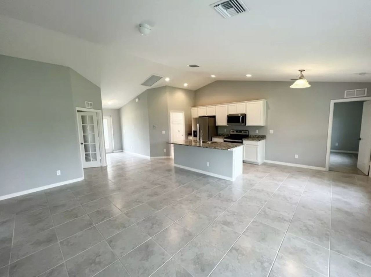 2707 Ne 7th Ave - Photo 3 of 15