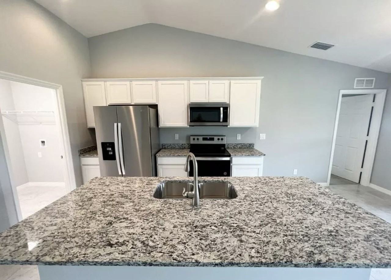 2707 Ne 7th Ave - Photo 4 of 15
