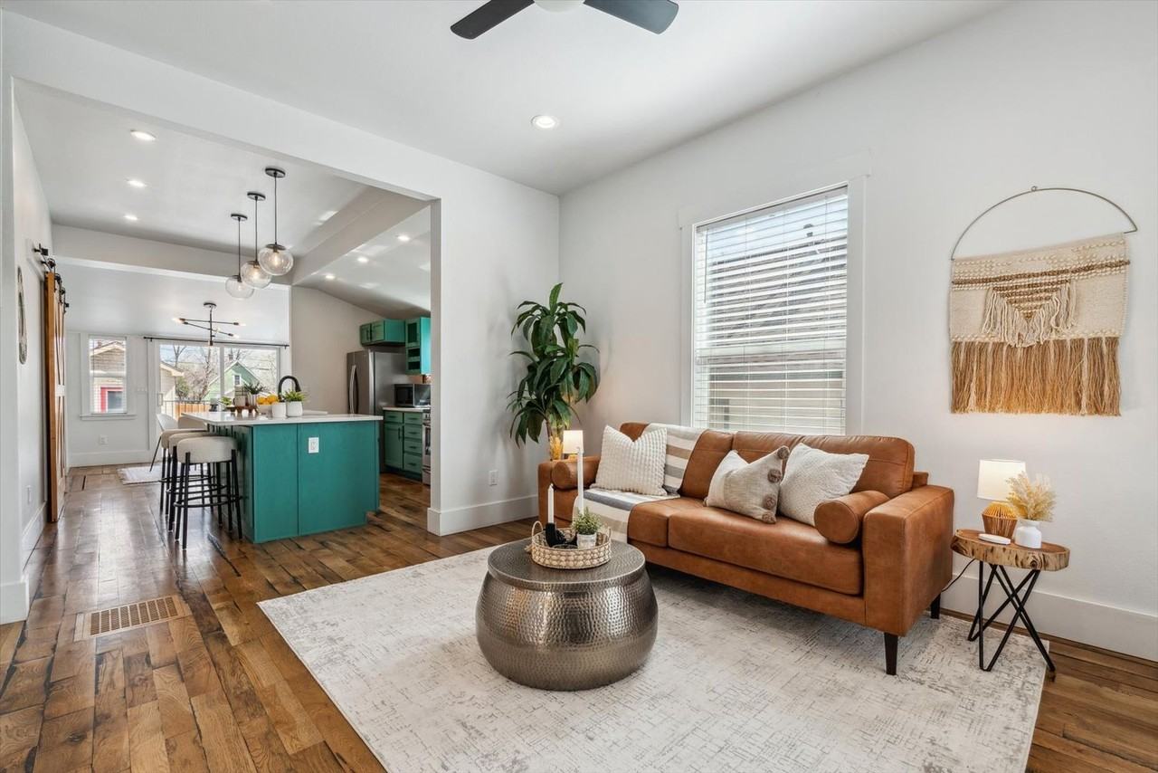 320 Baker St - Photo 2 of 26