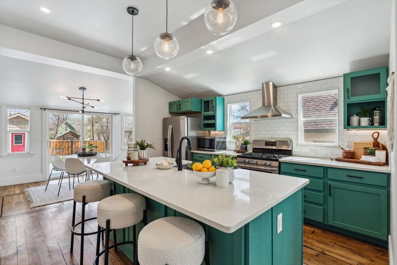 320 Baker St - Photo 3 of 26