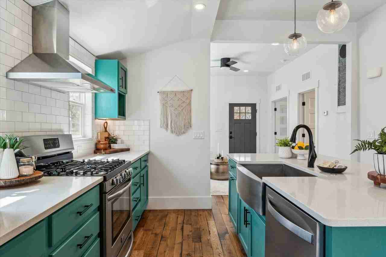 320 Baker St - Photo 4 of 26