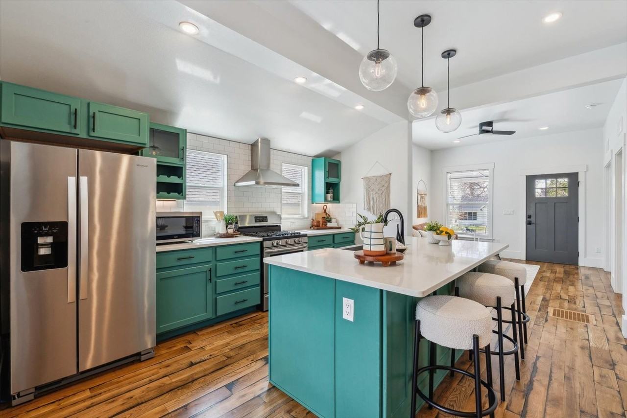 320 Baker St - Photo 5 of 26