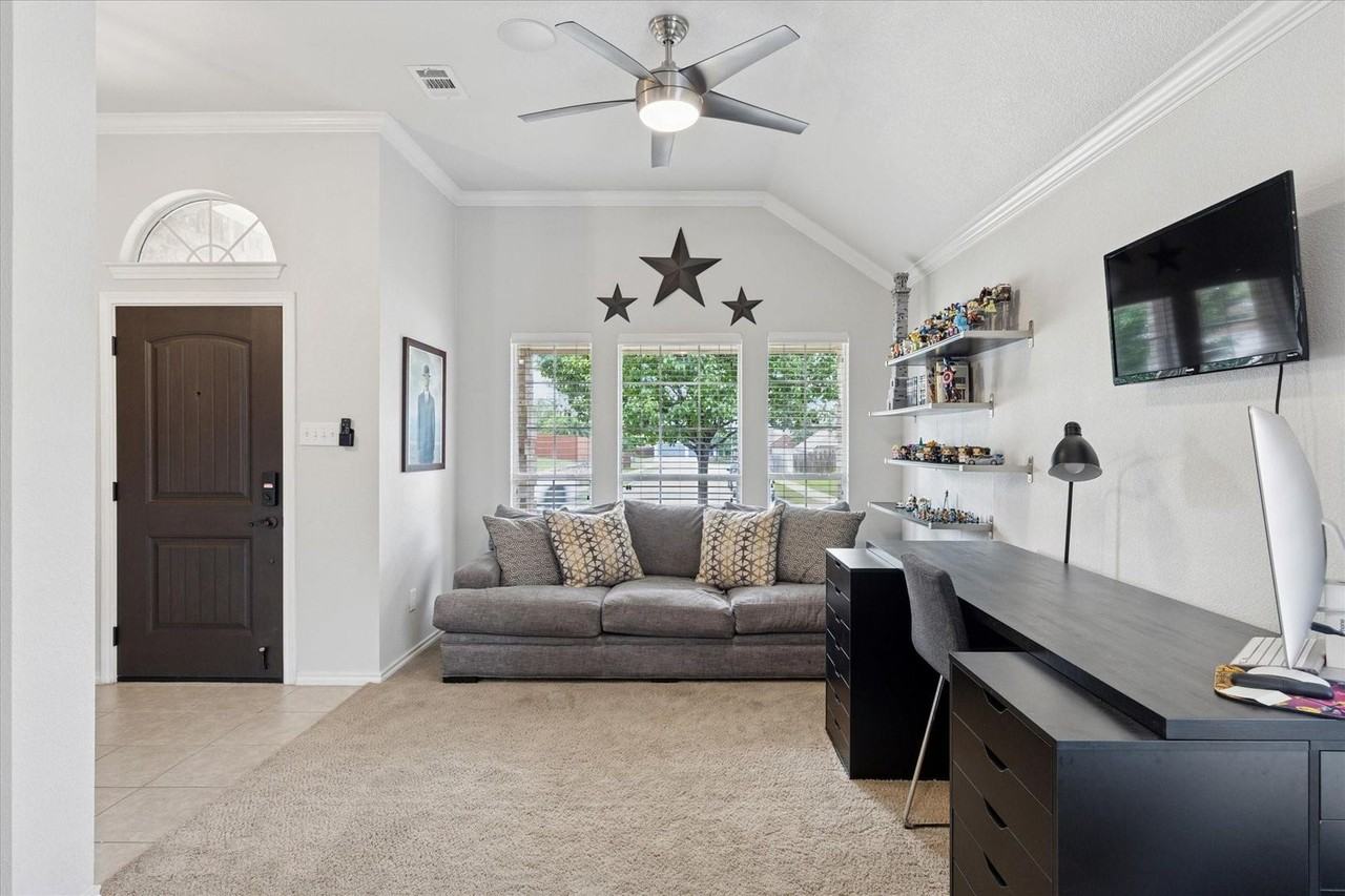 10237 Red Bluff Ln - Photo 2 of 26