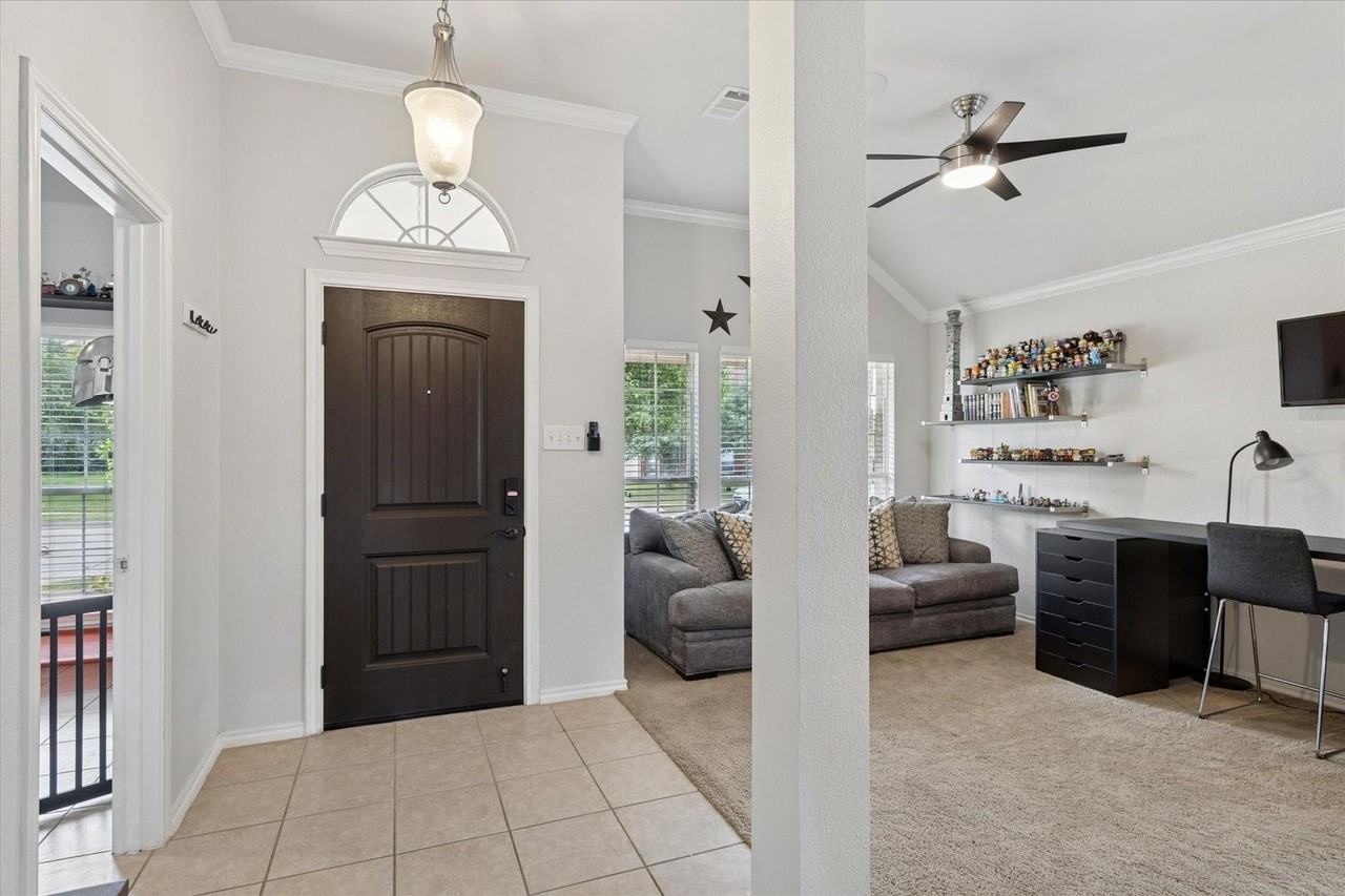 10237 Red Bluff Ln - Photo 4 of 26