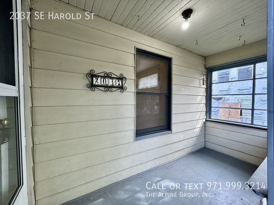 2037 Se Harold St - Photo 3 of 49