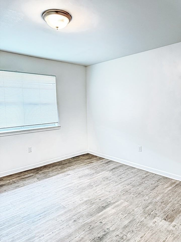 501 Darby Lane - Photo 4 of 50