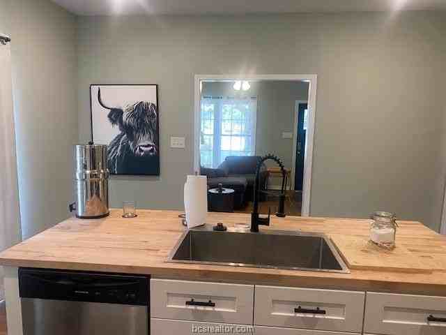 701 W 28th St - Photo 7 of 17