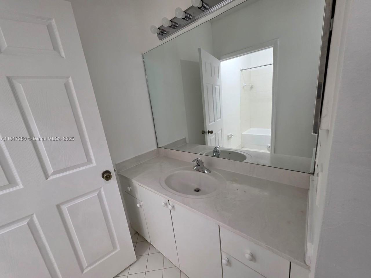 3251 Northeast 11th Drive #3251 - Photo 2 of 10