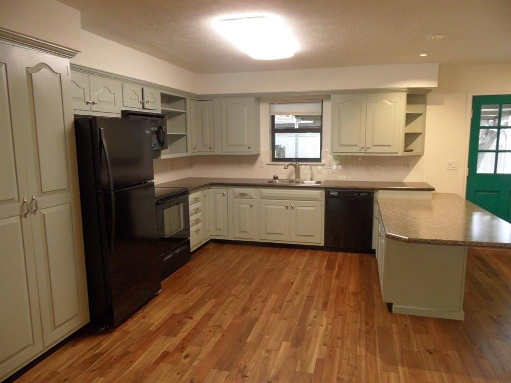 7035 Kingsbury Dr - Photo 4 of 12