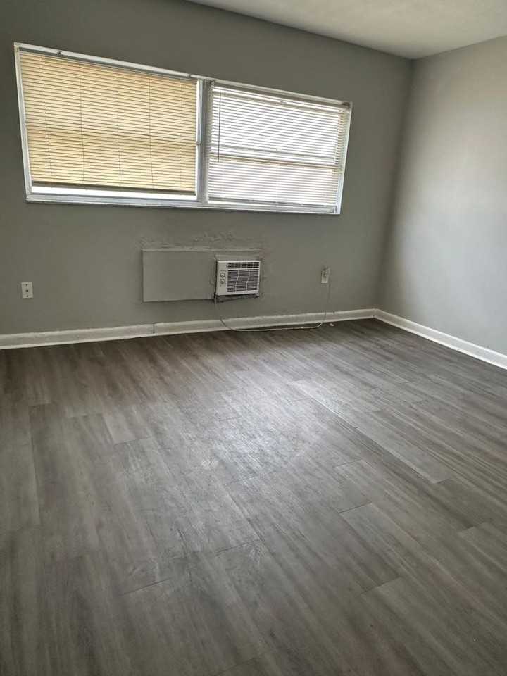 Great location and amazing prices - Photo 7 of 10