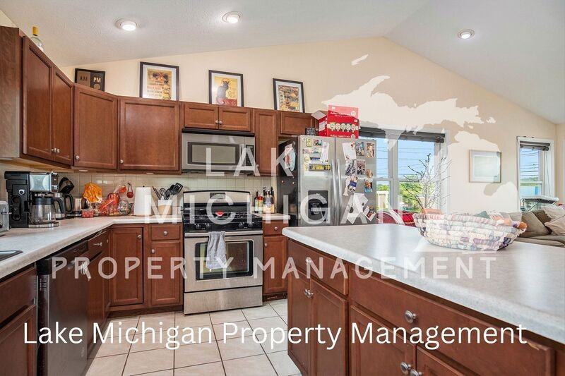 1460 Michigan St Ne - Photo 3 of 22