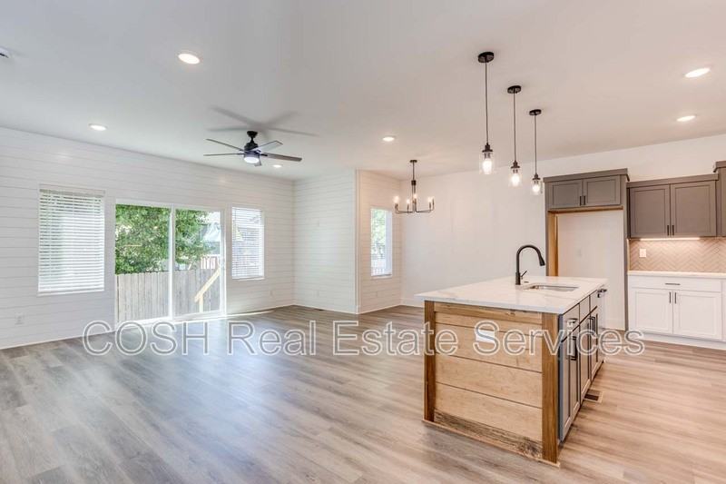 8537 West 37th Street North - Photo 4 of 25