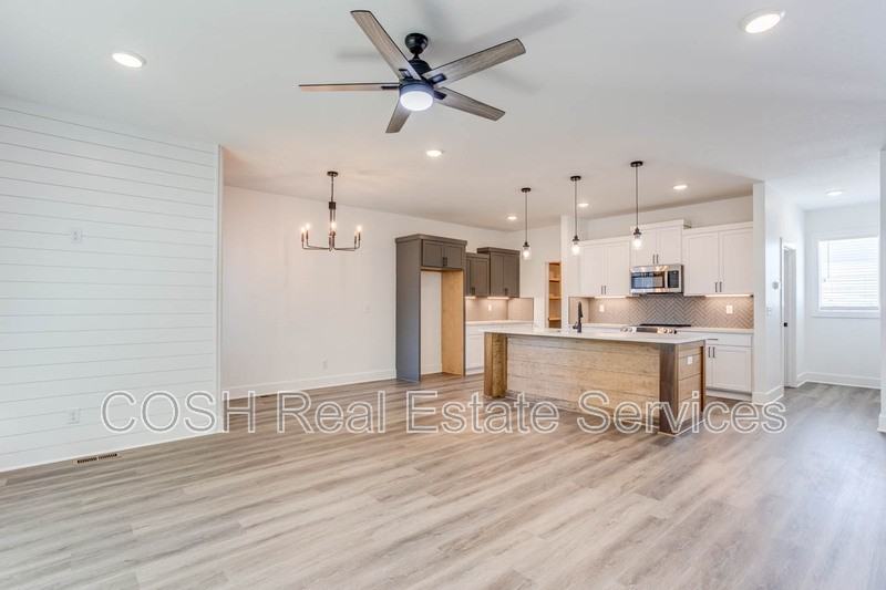 8537 West 37th Street North - Photo 5 of 25