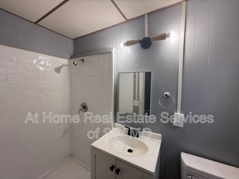521 W High St - Photo 4 of 6