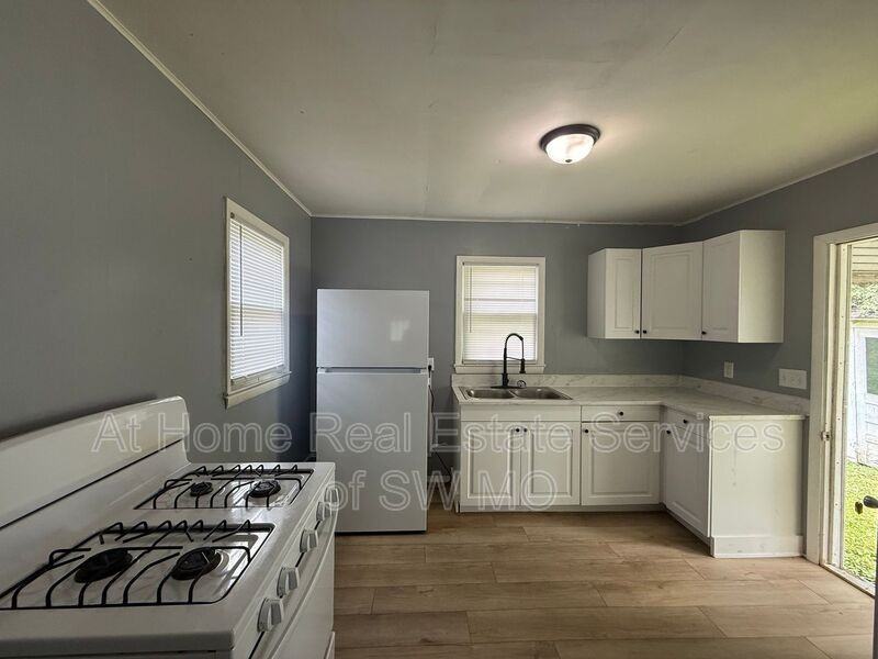 521 W High St - Photo 5 of 6