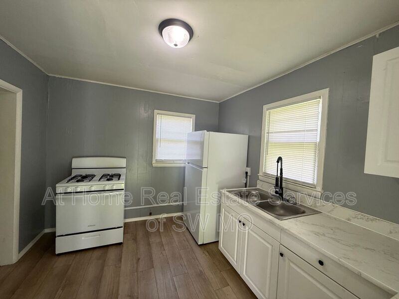 521 W High St - Photo 6 of 6