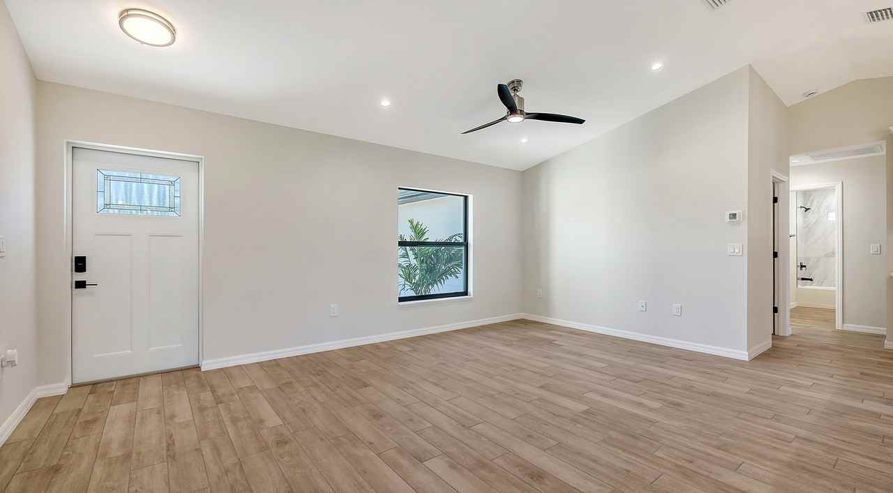 2173 S Haberland Blvd - Photo 2 of 30