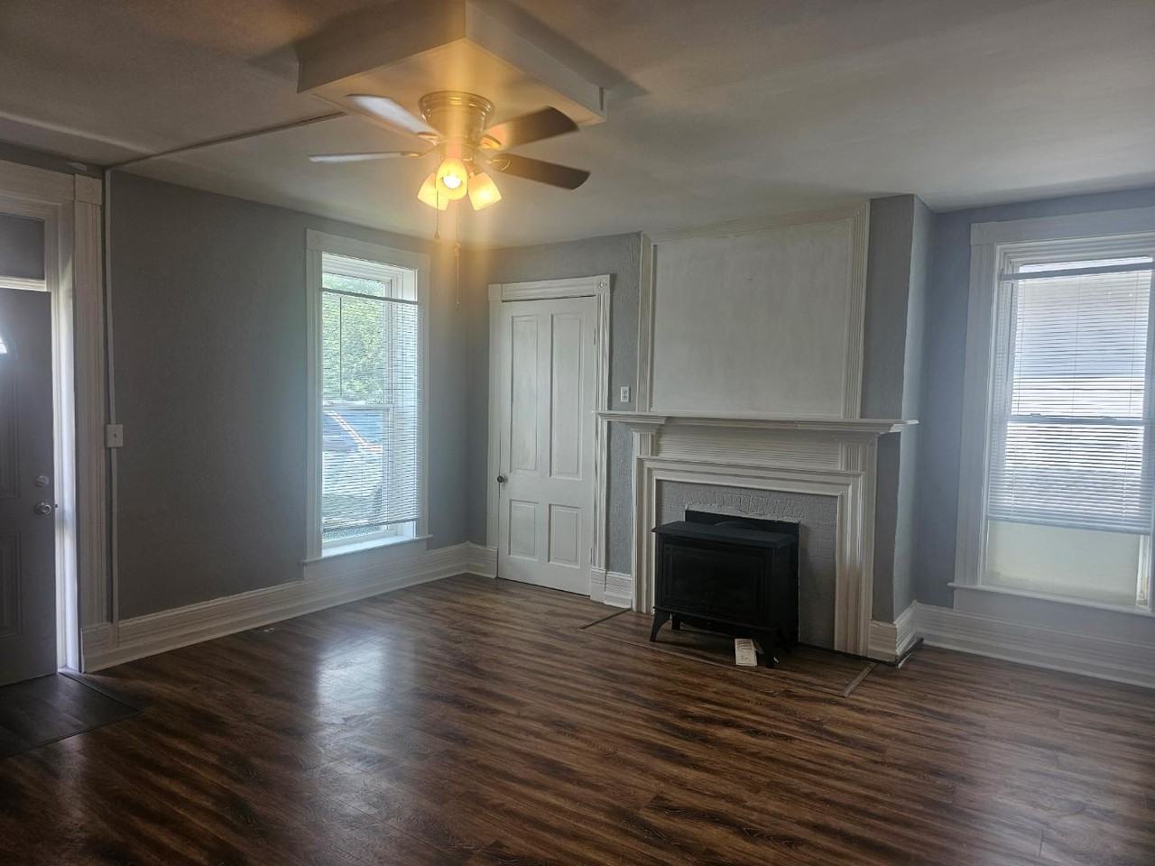 202 E Broadway St - Photo 3 of 10