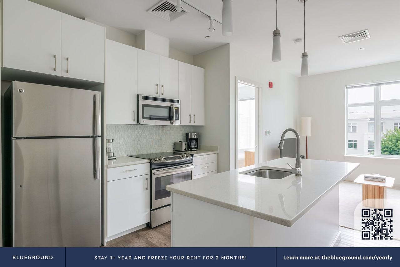 240 Sidney Street - Photo 7 of 27