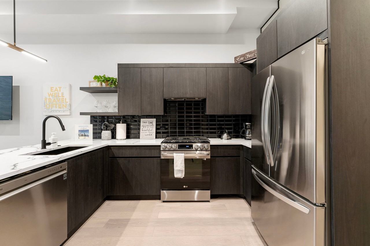 318 W Grand Ave #1244920P - Photo 3 of 29