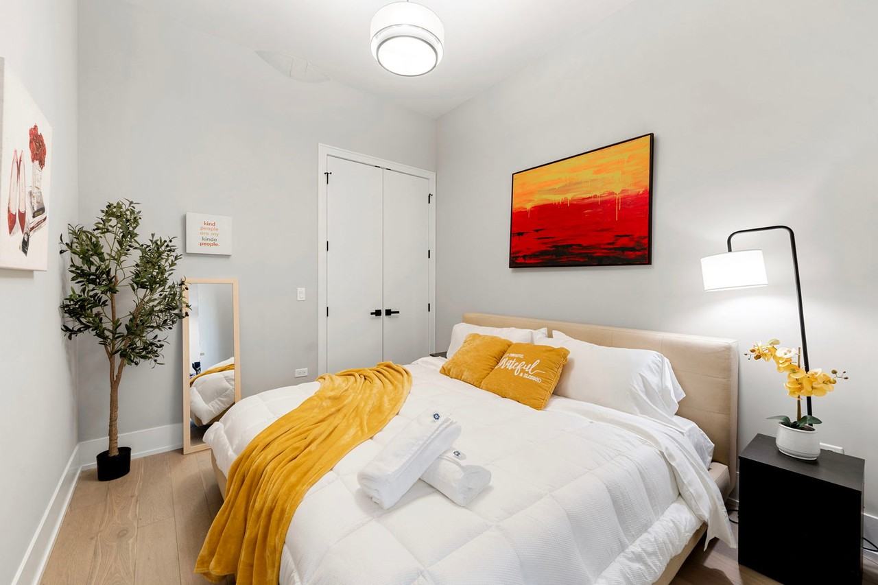 318 W Grand Ave #1244920P - Photo 6 of 22