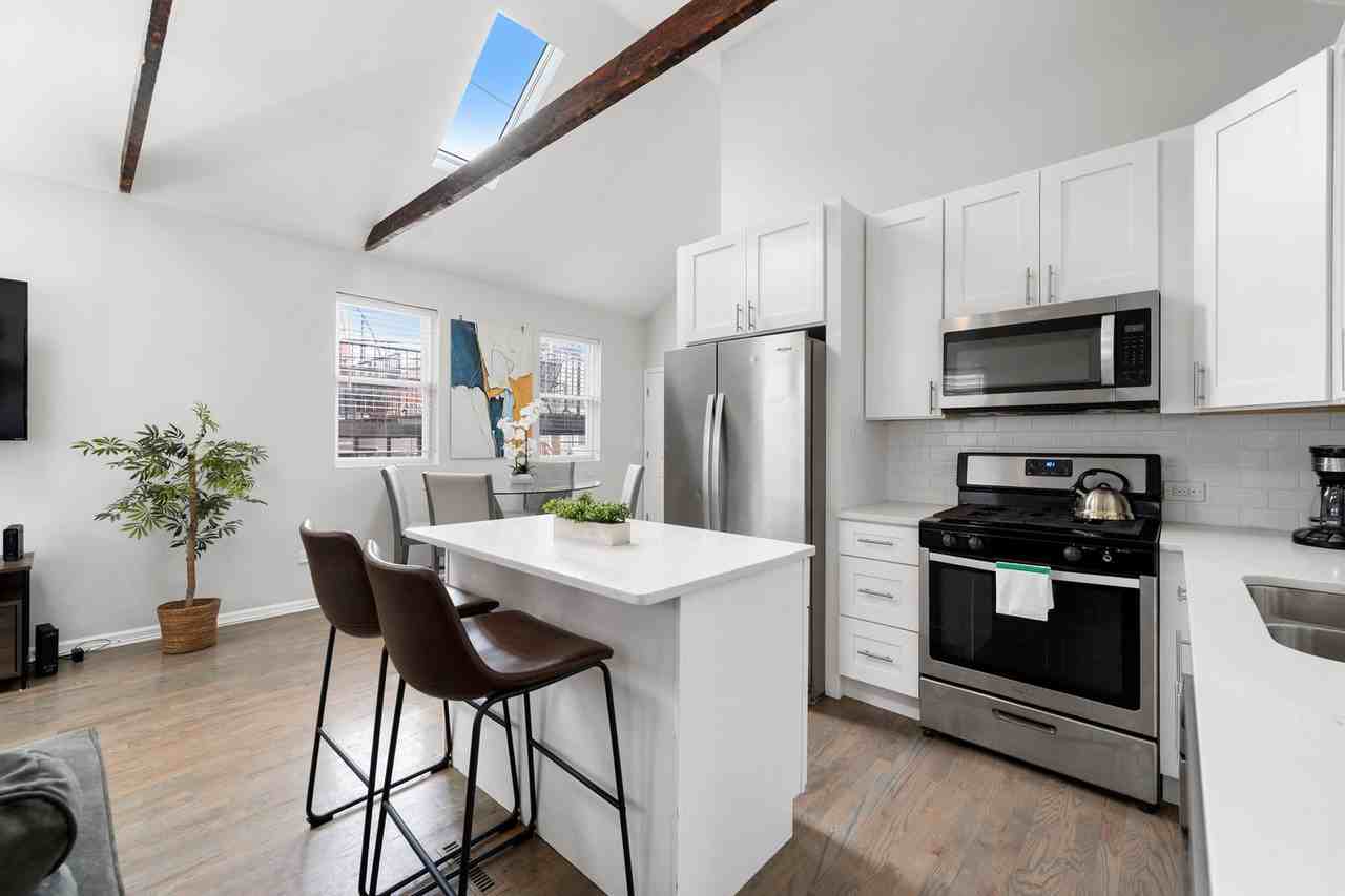 712 N Willard Ct #1244922P - Photo 5 of 38