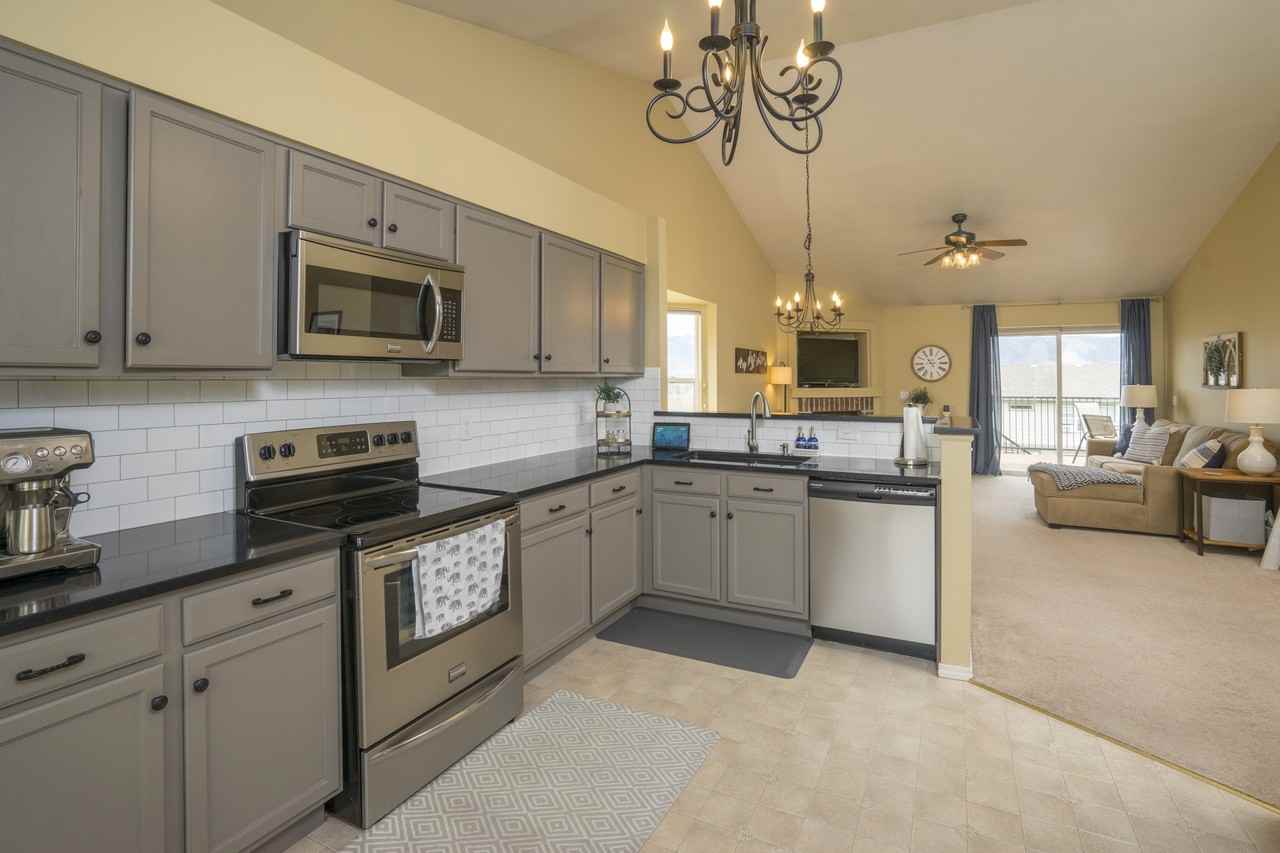 15572 Dawson Creek Dr - Photo 3 of 30