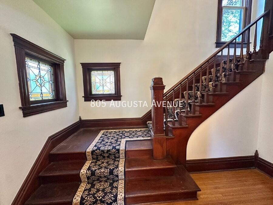 805 Augusta Ave - Photo 3 of 18