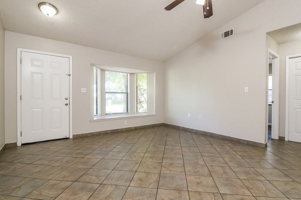4085 Scotland St - Photo 4 of 16