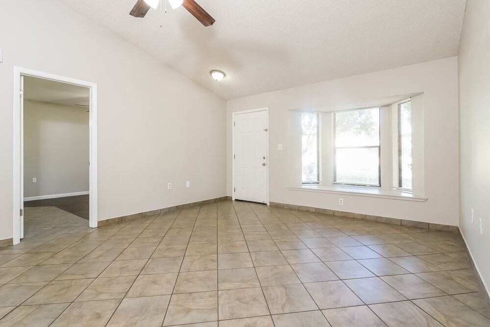 4085 Scotland St - Photo 5 of 16