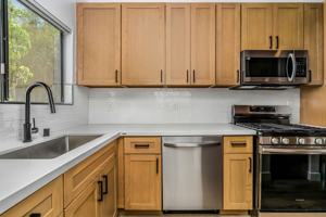 featured image of 2500 Abbot Kinney Blvd