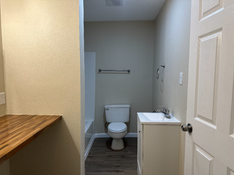 135 W Monroe St #4 - Photo 4 of 8