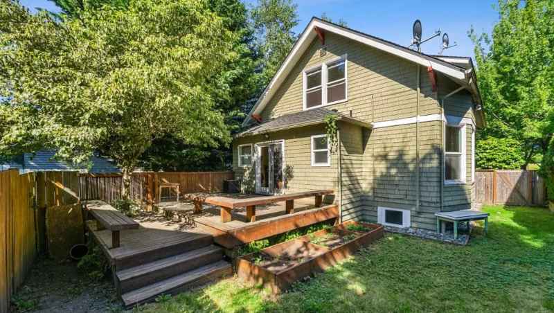 811 Martin Luther King Jr Way - Photo 4 of 19