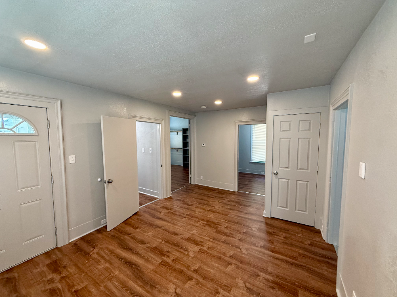 1102 Ontario Ave - Photo 3 of 8