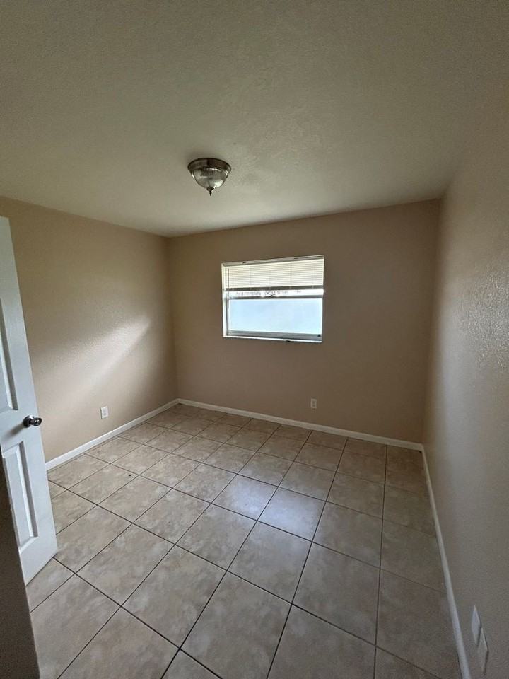 608 Cortez St - Photo 4 of 12