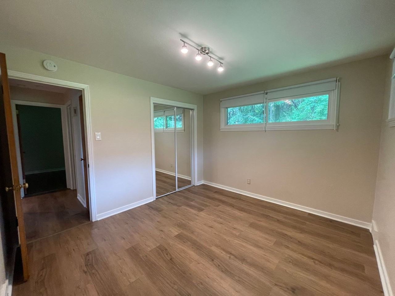 180 Montclair Ave - Photo 7 of 24