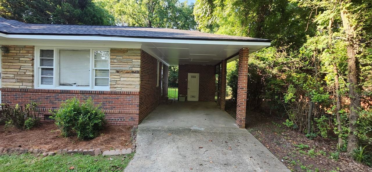 2752 Hawthorne Dr - Photo 2 of 19