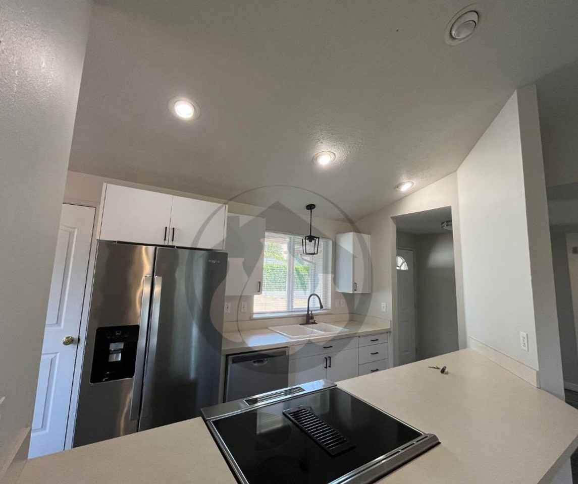 1010 37th Ave Sw - Photo 2 of 22