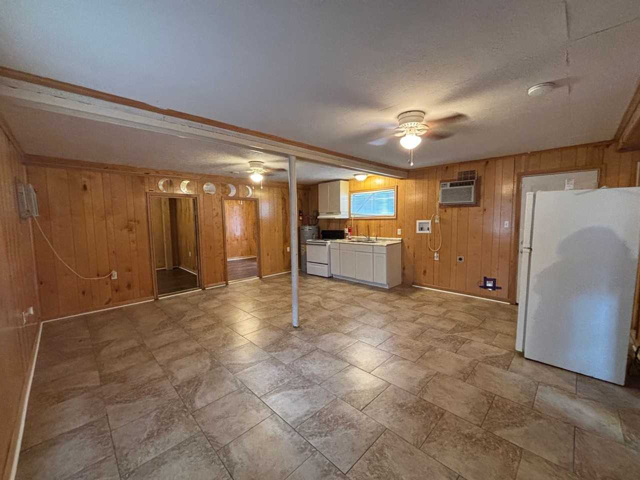 220 W Thomas St - Photo 2 of 8