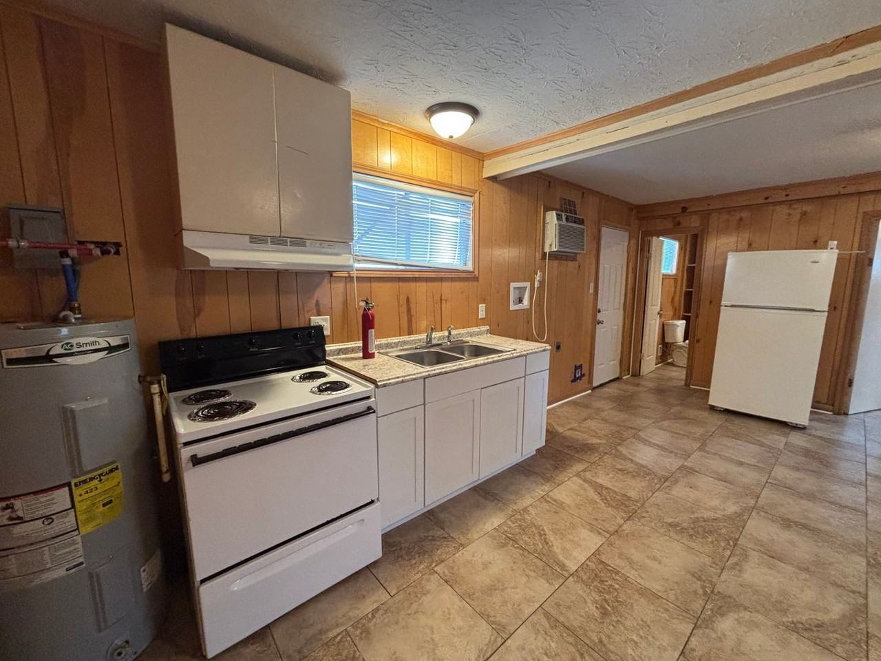 220 W Thomas St - Photo 3 of 8