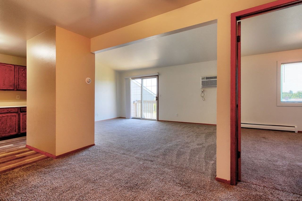 1019 Abbey Ct - Photo 5 of 15