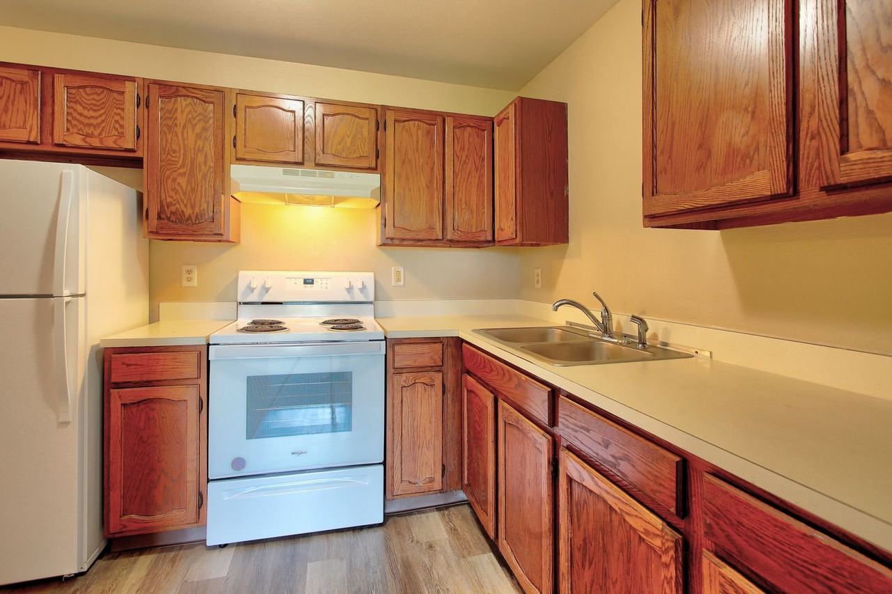 1019 Abbey Ct - Photo 6 of 15