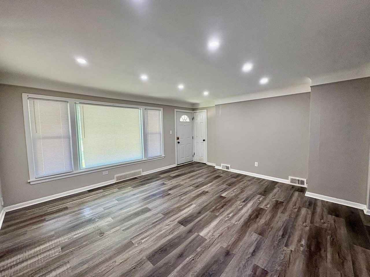983 S Green Rd - Photo 3 of 17