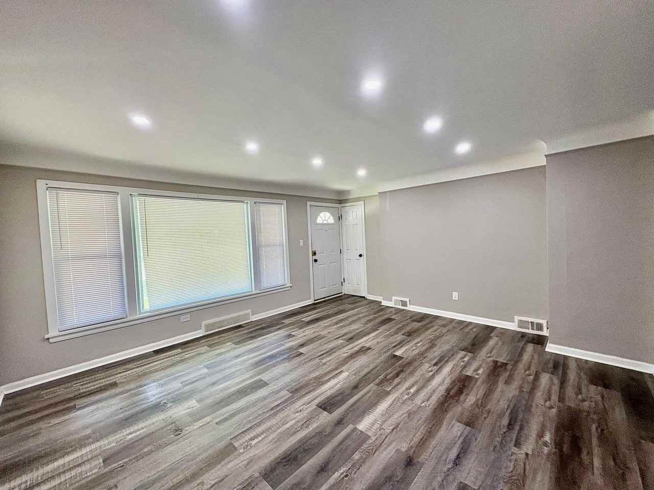 983 S Green Rd - Photo 4 of 17