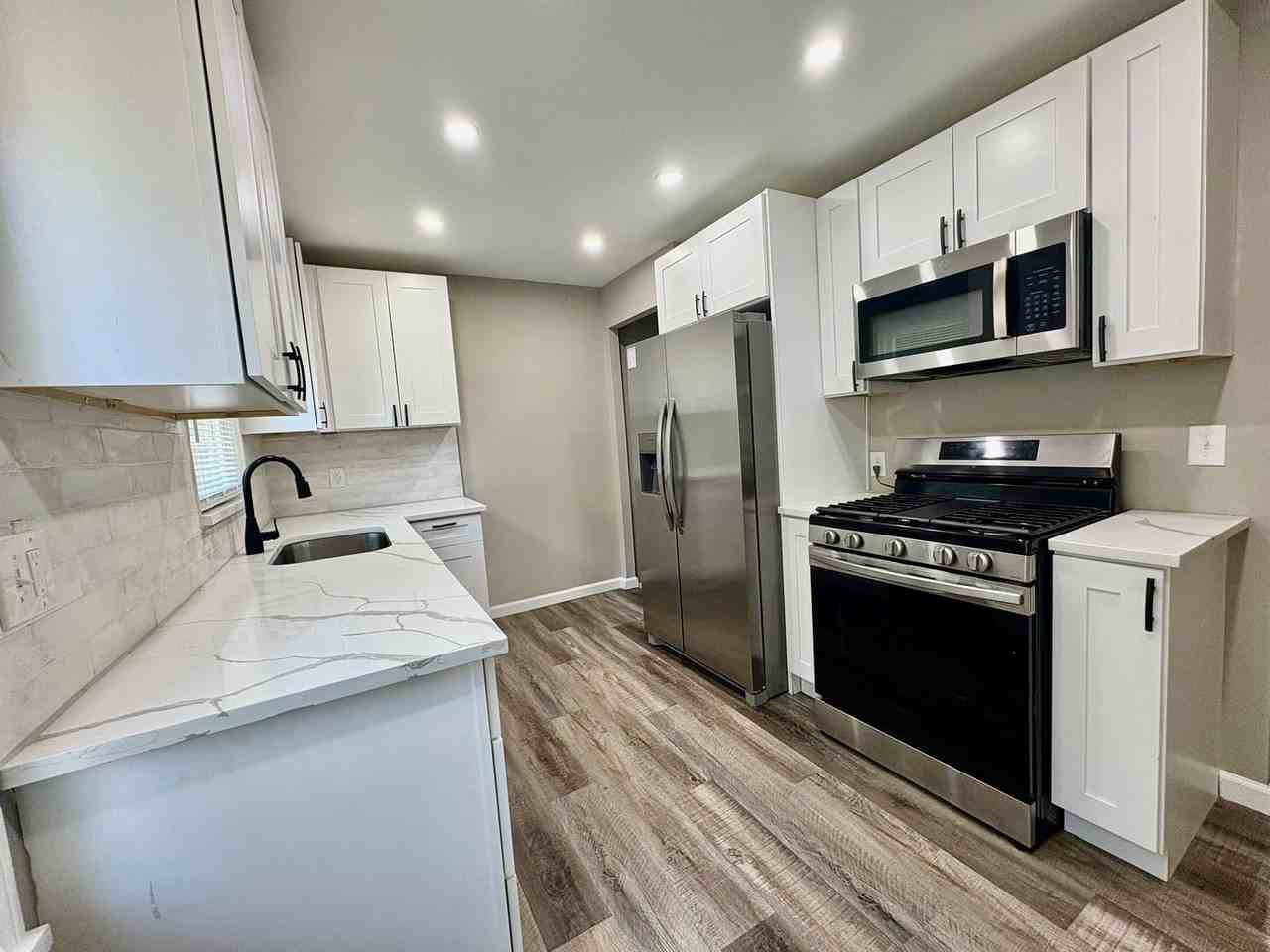 983 S Green Rd - Photo 5 of 17