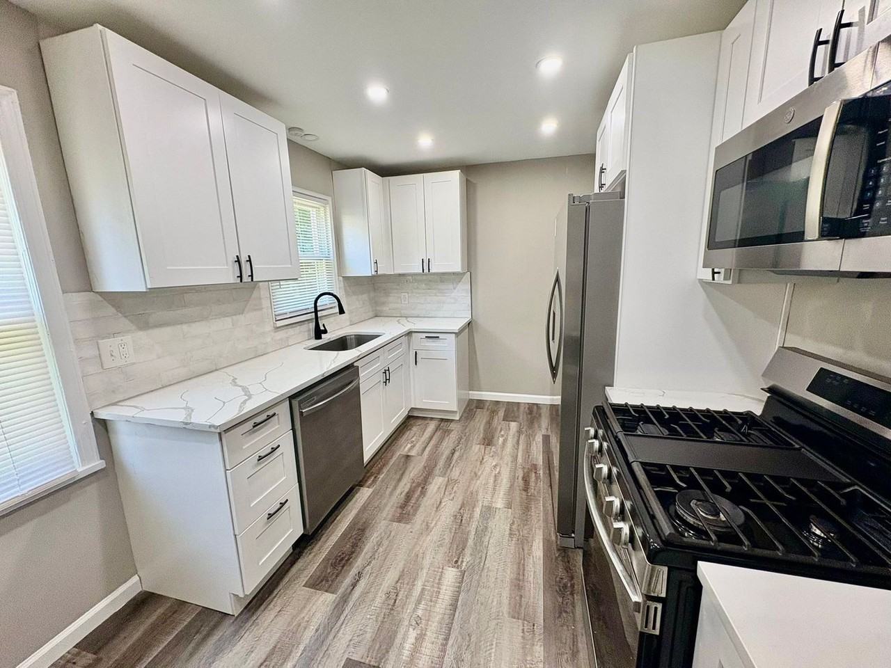 983 S Green Rd - Photo 7 of 17