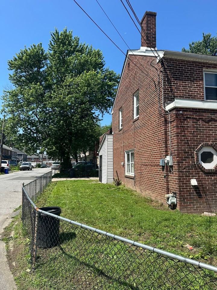 1400 Honan St - Photo 2 of 17