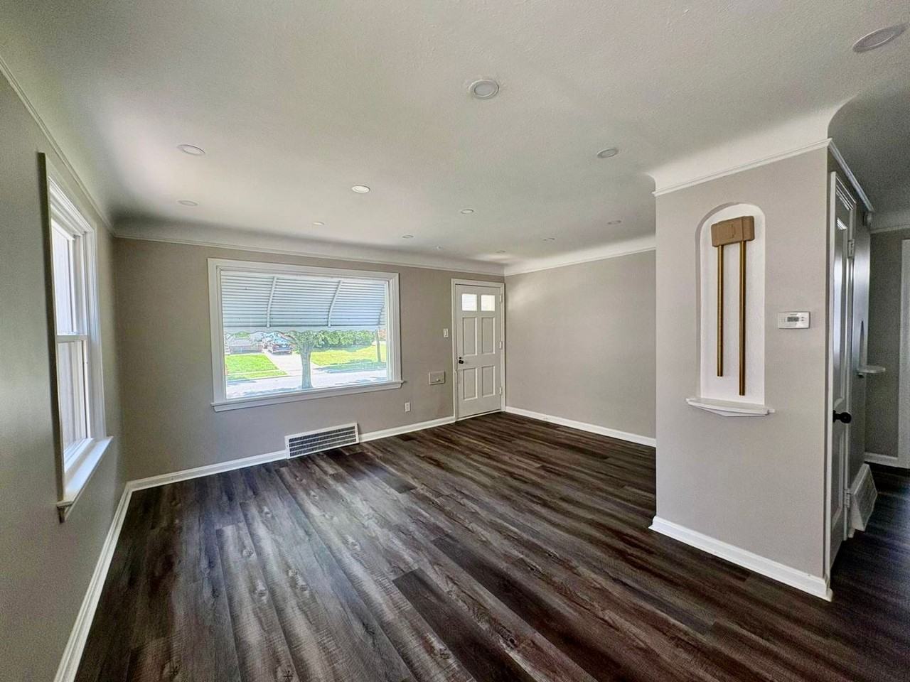 4165 Harwood Rd - Photo 3 of 14